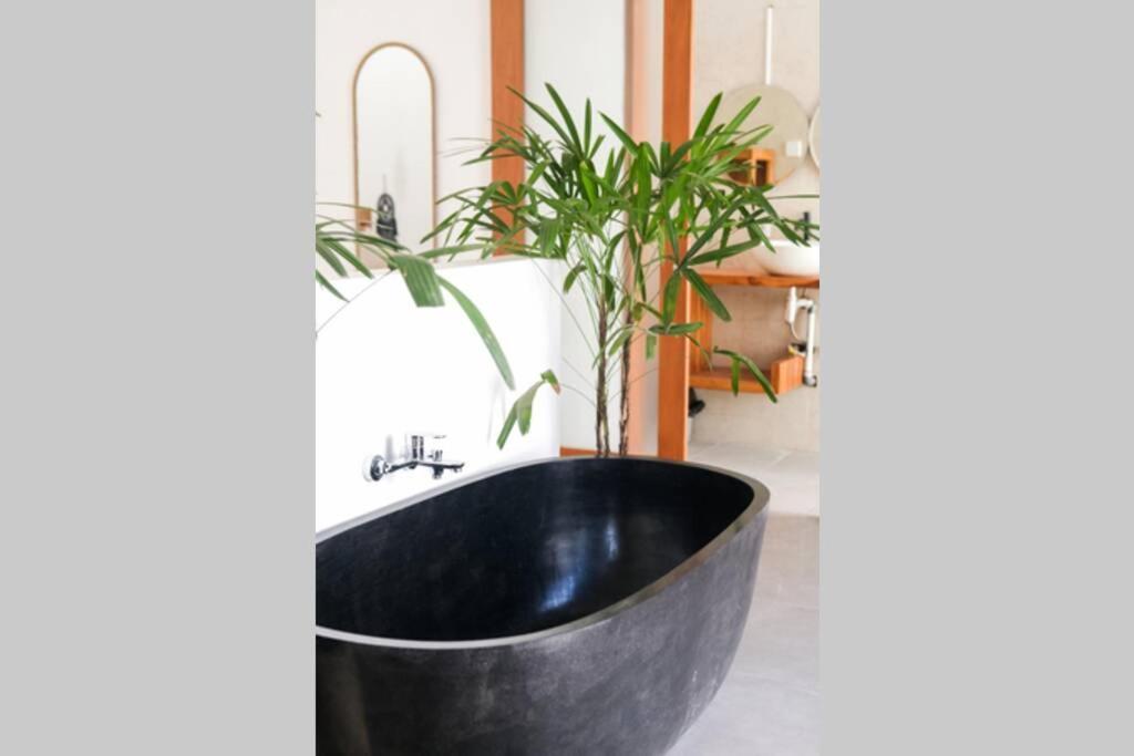 Kiki Village Bathtub Canggu Esterno foto